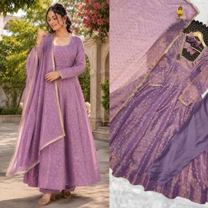Ensemble de robe longue entièrement cousue en tissu doux NC Moss Butty avec pantalon en micro-coton épais et dupatta à bordure en dentelle pour femme - Product Image 6