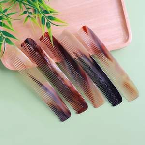 Peine de Cuerno de Búfalo Natural Hecho a Mano para el Cuidado del Cabello en Moda Sostenible, Accesorio de Aseo de Calidad Premium - Product Image 1