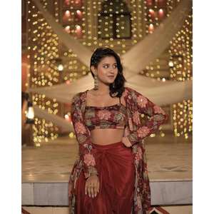 Hermosos conjuntos de mujer Party Wear Falda-Blusa y encogimiento de hombros para un aspecto elegante - Product Image 3