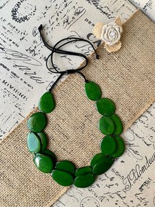 Collar de Resina Verde Ovalado con Colgante de Ángel, Joyería Hecha a Mano para Mujer, Accesorio de Moda, Cuentas de Forma Irregular, Artesanía Atemporal - Product Image 6