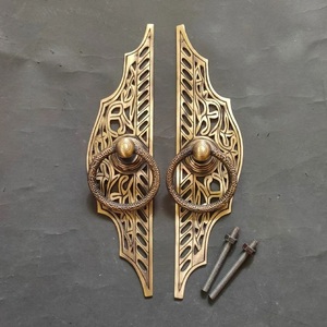 Poignée de porte gothique ornée en laiton avec plaque de support ajourée en forme de feuille et anneau de préhension pour l'entrée de grandes villas et hôtels - Product Image 1