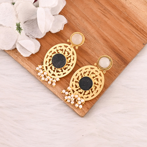 Boucles d'oreilles en laiton plaqué or avec pierres précieuses œil-de-chat blanc et onyx noir, serties à la main, par Shilpi Impex, bijoux de mode pour femmes - Product Image 4