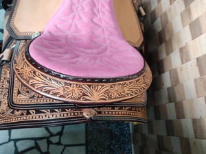 Selle de course en cuir Western Barrel | Design floral sculpté à la main, qualité supérieure, conduite confortable, durable au meilleur prix - Product Image 2