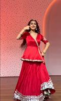 Ensemble Anarkali Lehenga brodé rouge en soie satinée, style indien/pakistanais, longueur ras du sol, coupe ample, col en V, manches 3/4, pour mariage