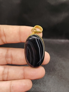 Piedra Preciosa de Ágata Negra con Banda Dorada, Chapada en Oro, Colgante Natural - Product Image 1