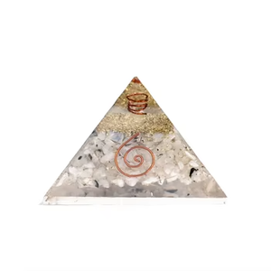 Pendentif pyramide en cristal avec incrustation artisanale et pierres précieuses pour la méditation et la décoration intérieure - Product Image 1