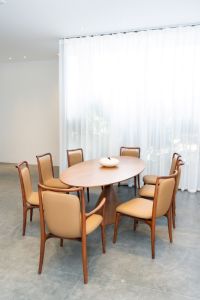 Chaise de salle à manger contemporaine en bois de noyer massif, siège rembourré en cuir de qualité supérieure pour salle à manger, mobilier d'hôtel PISANO - Product Image 2