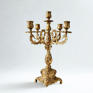 Impresionante candelabro dorado de cinco brazos con un pedestal alto y delgado, disponible a precios de mayorista. - Product Image 5