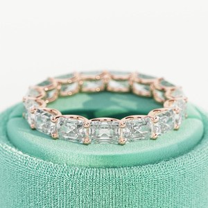 Anillo de Eternidad de Oro con Diamante Cultivado en Laboratorio de Corte Esmeralda de 4.5 Quilates, Banda de Eternidad en Forma de U con Claridad VVS2 Certificada por IGI, para Mujer, Oro de 14k/18k - Product Image 1