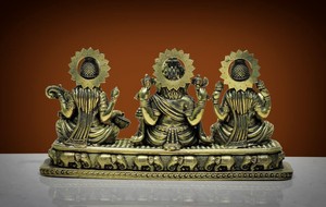 Figurine Religieuse Artisanale en Laiton Trio Laxmi Ganesh Saraswati, Décoration de Table, Sculpture Traditionnelle des Divinités Hindoues - Product Image 4