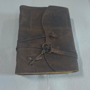 Carnet en cuir véritable fait main, pages en papier à bords festonnés vintage, avec clé, qualité supérieure, carnet d'écriture antique, journal intime - Product Image 1
