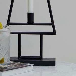 Porte-bougie de Noël en métal noir avec silhouette triangulaire et base pour la décoration et l'éclairage des fêtes saisonnières - Product Image 5