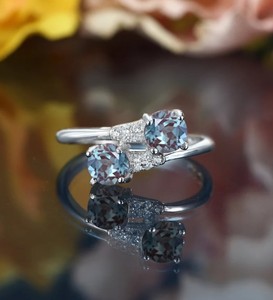 Anillo de Compromiso de Plata con Alejandrita de Corte Redondo y Gema que Cambia de Color, Anillo de Promesa Nupcial de Lujo para Mujer, para Bodas y Fiestas - Product Image 1