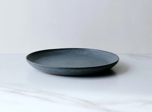Assiette à dîner en céramique gris ardoise, finition mate lisse, design minimaliste et contemporain, qualité durable pour les tables à manger modernes - Product Image 4