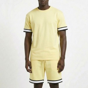 Conjunto de camiseta y pantalones cortos de algodón amarillo para hombre, cuello redondo, color sólido, atuendo informal de verano, tela transpirable de punto - Product Image 1