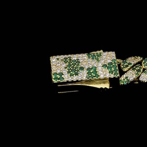 Collier chaîne cubaine en argent 925 avec moissanite vert et blanc, bijou de déclaration en forme de couronne, idéal pour cadeau de fête - Product Image 2