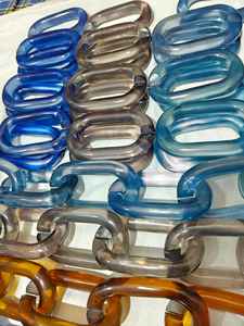 Chaînes en résine transparente de différentes couleurs, maillons de grande et petite taille, disponibles pour la décoration intérieure. - Product Image 4