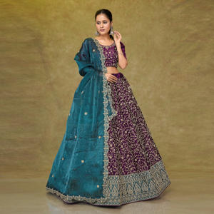 Conjunto de Lehenga Choli con bordado delicado y ribete llamativo |   Elegante Traje de Fiesta para Mujer, Estilo Bollywood, para Bodas y Eventos Festivos - Product Image 4