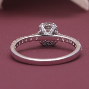 Bague de fiançailles en or 9 carats avec halo de diamants de taille radiant cultivés en laboratoire certifiés IGI, halo caché - Product Image 3