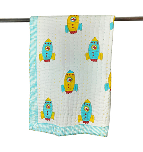 Manta de Algodón Acolchada con Diseño de Cohete de Dibujos Animados, Borde a Rayas Azul y Amarillo, para Uso en el Hogar Durante Todo el Año - Product Image 1