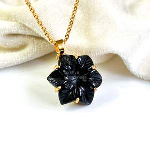 Pendentif Fleur en Onyx Noir Naturel Sculpté, Collier Élégant en Onyx Noir pour Femme, Idéal pour la Fabrication de Bijoux (Vente en Gros) - Product Image 1