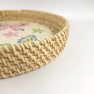 Bandeja de ratán hecha a mano con incrustaciones de concha de capiz, bandeja decorativa estilo boho para servir, decoración para el hogar, para mesa, de Vietnam. - Product Image 4