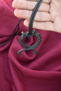 Colgante de hierro rústico con cruz de troll forjada a mano medieval, forjado por expertos artesanos, inspirado en la antigua tradición nórdica. - Product Image 4