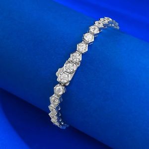 Bracelet en argent S925 minimaliste, tendance et haut de gamme, avec motif nid d'abeille et entièrement serti de diamants Moissanite - Product Image 2