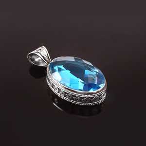 Venta al por mayor de colgantes de plata de ley ovalados facetados con topacio azul, piedra de nacimiento, creados en laboratorio, estilo suizo, para mujer. - Product Image 1