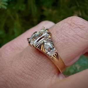 Anillo de Tres Piedras con Corte Cruzado y en Forma de Pera de Moissanita de 3.01CT, Plata 925 Original con Baño de Oro, Regalo Moderno para Novia - Product Image 2