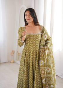 AARIKA TEXTILE – Ensemble Salwar Farshi pour femme, moderne et haut de gamme, en soie Chinon, avec broderie lourde et bordure en dentelle fantaisie, idéal pour les occasions traditionnelles et festives - Product Image 4