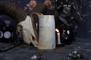 Jarra rústica de cuerno para cerveza, hidromiel, cerveza alemana, jarra de cuerno vikinga hecha a mano para festivales medievales y bares caseros - Product Image 6