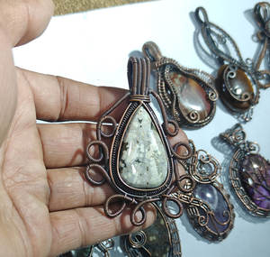 Vente en gros de pendentifs en pierres précieuses faits à la main pour enfants, enroulés de fil de cuivre, assortiment de cristaux naturels, bijoux artisanaux, bouddhisme tibétain - Product Image 6