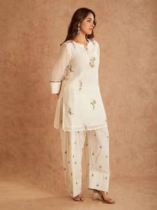 Ensemble prêt-à-porter entièrement cousu avec haut en coton et soie brodé par des artisans, bas de style Farshi et dupatta en organza tabby. - Product Image 3