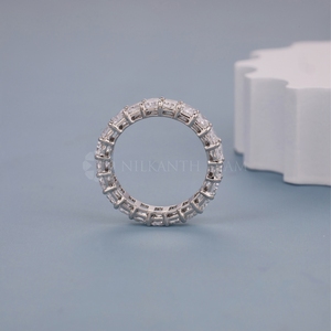 Bague d'éternité en or blanc au design tendance, sertie de diamants de laboratoire taille radiant, design classique pour femme, provenant d'un fournisseur indien - Product Image 3