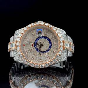 Montre en diamant moissanite de bonne qualité avec mouvement à quartz et bracelet réglable pour un usage quotidien, disponible à la vente - Product Image 1