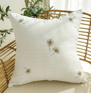 Funda de Cojín Bordada con Pequeñas Flores de Margarita, Extraíble, Lavable, Personalizable, Cuadrada, de Algodón - Product Image 4
