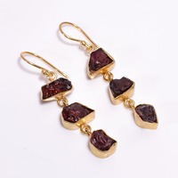 Boucles d'oreilles pendantes plaquées or 18 carats en laiton avec pierre de naissance naturelle brute sertie clos, style bohème, bijoux tendance pour femme au Royaume-Uni
