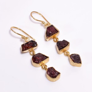 Boucles d'oreilles pendantes plaquées or 18 carats en laiton avec pierre de naissance naturelle brute sertie clos, style bohème, bijoux tendance pour femme au Royaume-Uni - Product Image 4
