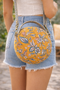 Bolso Tote Redondo Acolchado con Diseño Floral Boho, Cierre Abierto, Tela de Algodón Ecológica - Product Image 3