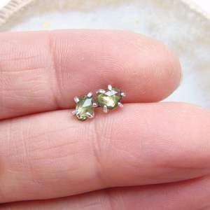 Pendientes de Plata con Zafiro Verde Natural, Corte Redondo, Engaste en Bisel, Certificado IGI, Joyería Artesanal Hecha a Mano para Mujer, Regalo - Product Image 6