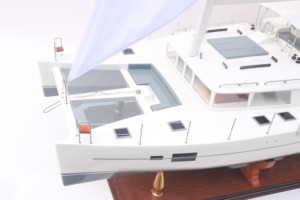 LAGOON 450F CATAMARAN Modèle de Yacht à Voile en Bois Fait Main pour la Décoration de la Maison et la Collection - Product Image 4