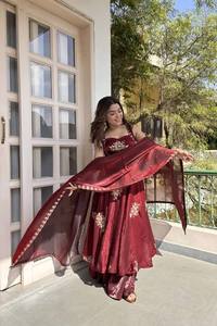 ชุดเดรส Anarkali ผ้าซาติน Fendy พรีเมียม พร้อมงานปักเลื่อมและงานปักดิ้นทอง พร้อมผ้าคลุมไหล่และกางเกง Palazzo - Product Image 5