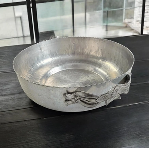 Bol en argent au design floral élégant avec poignée, idéal pour la présentation décorative, comme centre de table, pour fruits, noix, bonbons, ou pour la décoration intérieure ou comme cadeau. - Product Image 5