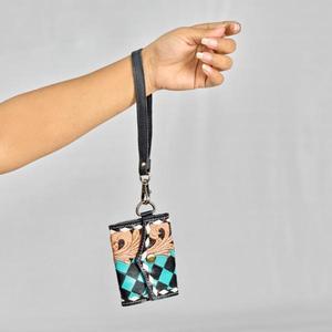 Cartera Corta de Mujer de Cuero Genuino con Diseño Geométrico, Cierre de Botón y Grabado a Cuadros en Blanco y Verde Azulado - Product Image 1
