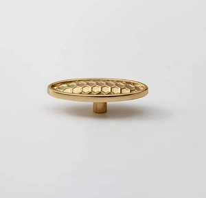 Bouton de meuble décoratif en laiton finition dorée, poignée de quincaillerie élégante pour cuisine, design martelé, pour commodes et armoires - Product Image 2