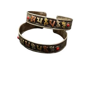 Collection de bracelets de manchette faits à la main de créateur népalais de qualité supérieure en vente pour hommes et femmes - Product Image 2