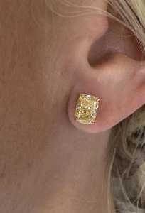 Boucles d'oreilles clous en argent sterling 925 plaqué jaune avec moissanite jaune taille coussin fantaisie pour mariage et soirée - Product Image 3