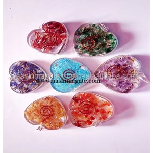 Lot en gros de pendentifs Orgone faits main en forme de cœur plat, thème mascotte, avec pierres précieuses, cristaux, minéraux et roches de guérison, Reiki et Feng Shui - Product Image 2