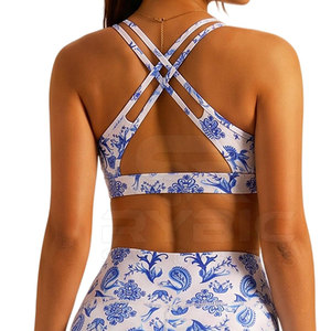 Sujetador deportivo premium para mujer con sublimación, que ofrece tela suave y transpirable y un diseño vibrante con estampado completo. - Product Image 3